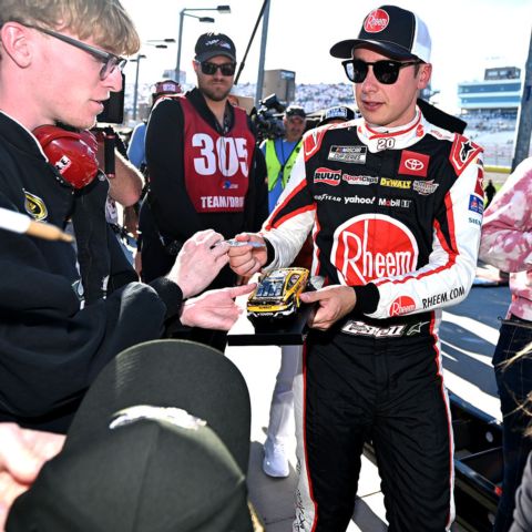 Autograph Sessions at LVMS