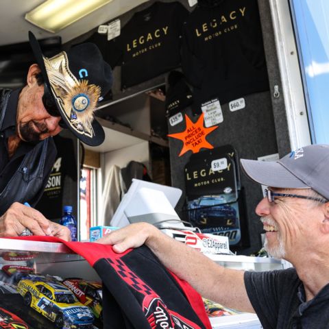 Autograph Sessions at LVMS